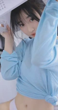 漂亮可人双眼皮丸子头少女蓝衣短裤穿着洗衣房手拿橙子动人写真图集