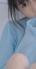 漂亮可人双眼皮丸子头少女蓝衣短裤穿着洗衣房手拿橙子动人写真图集