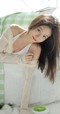 清新的牛油果色少女闺房，阳光元气可人背心短裤少女甜美悠闲居家写真美照