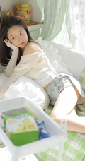 清新的牛油果色少女闺房，阳光元气可人背心短裤少女甜美悠闲居家写真美照