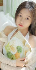 清新的牛油果色少女闺房，阳光元气可人背心短裤少女甜美悠闲居家写真美照