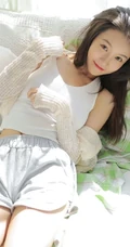 清新的牛油果色少女闺房，阳光元气可人背心短裤少女甜美悠闲居家写真美照