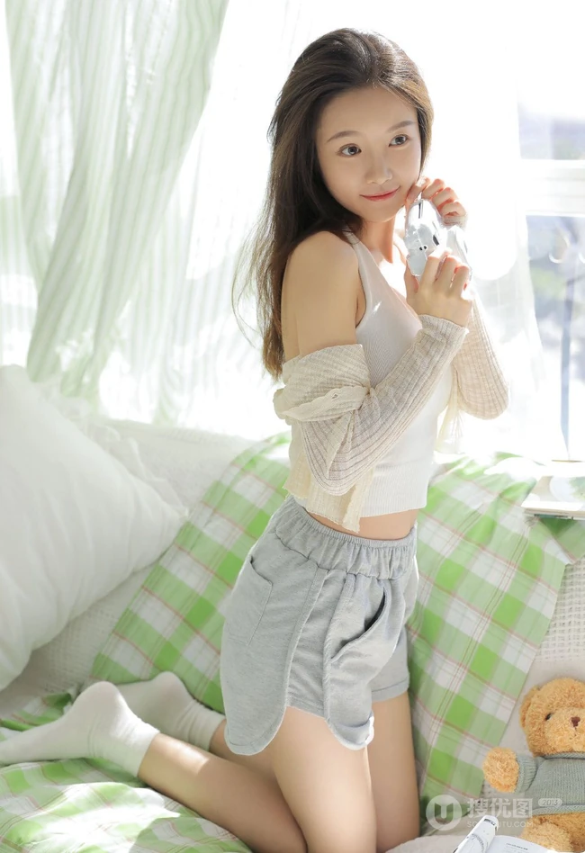清新的牛油果色少女闺房，阳光元气可人背心短裤少女甜美悠闲居家写真美照