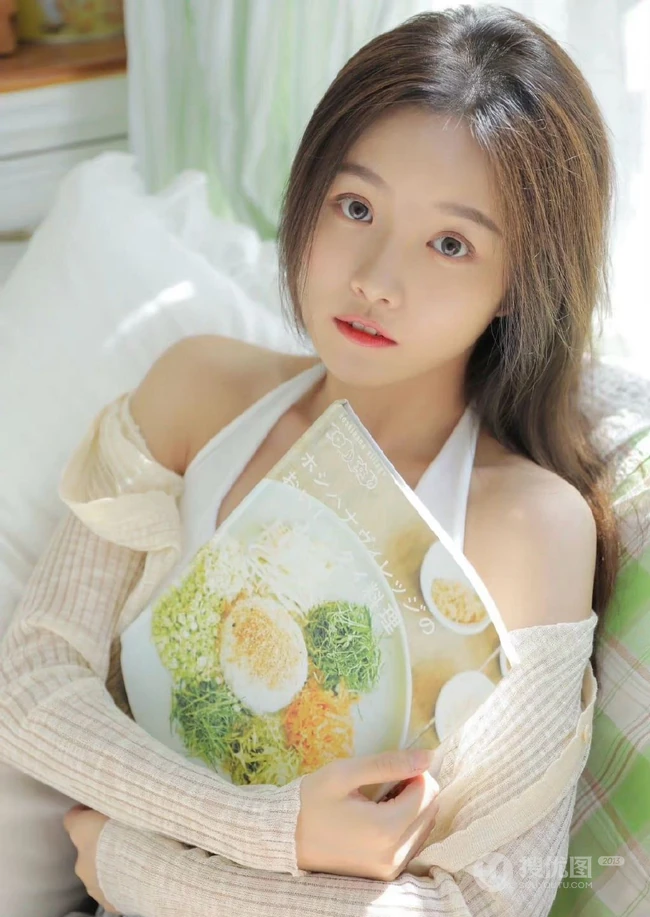 清新的牛油果色少女闺房，阳光元气可人背心短裤少女甜美悠闲居家写真美照