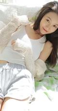 清新的牛油果色少女闺房，阳光元气可人背心短裤少女甜美悠闲居家写真美照