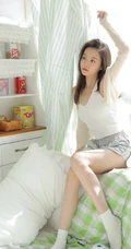 清新的牛油果色少女闺房，阳光元气可人背心短裤少女甜美悠闲居家写真美照