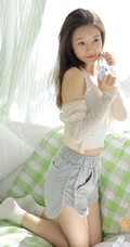 清新的牛油果色少女闺房，阳光元气可人背心短裤少女甜美悠闲居家写真美照