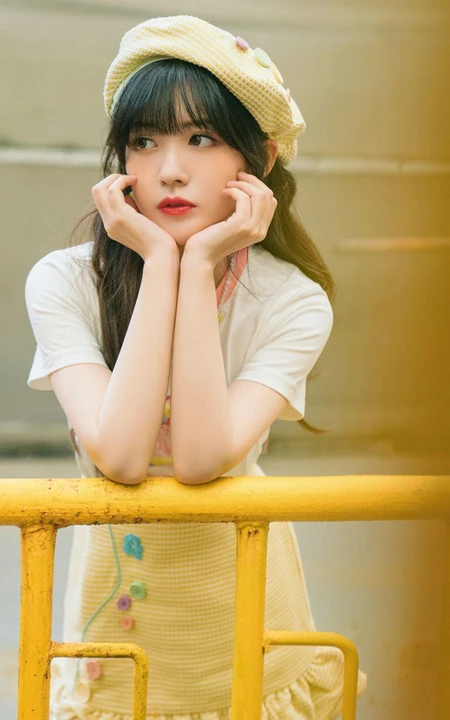 赖美云可爱元气背心黄裙小黄帽穿搭夏日街拍写真图片