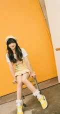 赖美云可爱元气背心黄裙小黄帽穿搭夏日街拍写真图片