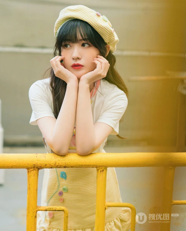 赖美云可爱元气背心黄裙小黄帽穿搭夏日街拍写真图片