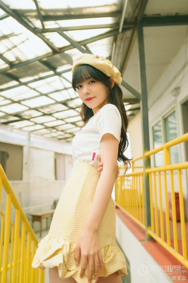 赖美云可爱元气背心黄裙小黄帽穿搭夏日街拍写真图片