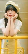 赖美云可爱元气背心黄裙小黄帽穿搭夏日街拍写真图片