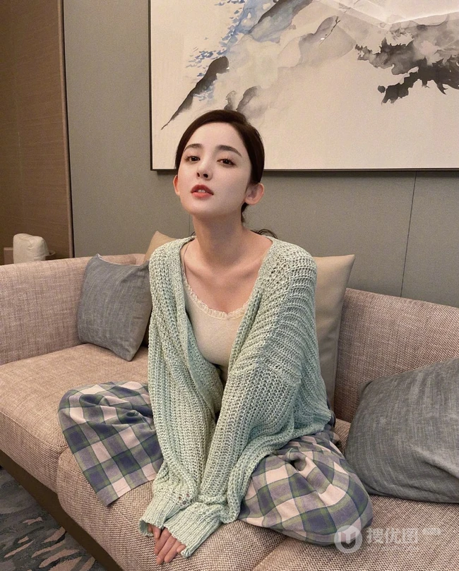 娜扎惬意居家休闲装穿搭可爱自拍生活照图片