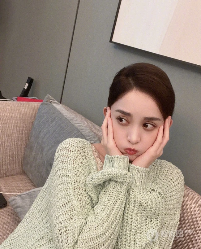 娜扎惬意居家休闲装穿搭可爱自拍生活照图片