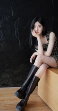 赵露思轻熟少女风造型穿搭坐姿优雅气质写真图片