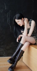 赵露思轻熟少女风造型穿搭坐姿优雅气质写真图片