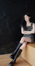 赵露思轻熟少女风造型穿搭坐姿优雅气质写真图片