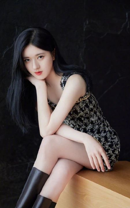 赵露思轻熟少女风造型穿搭坐姿优雅气质写真图片