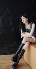 赵露思轻熟少女风造型穿搭坐姿优雅气质写真图片