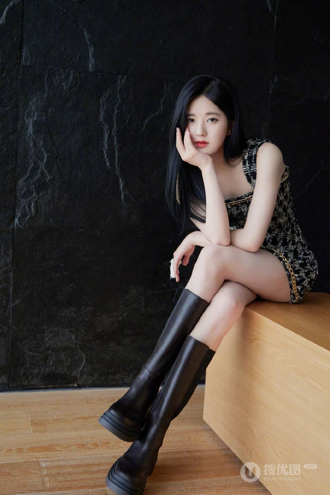 赵露思轻熟少女风造型穿搭坐姿优雅气质写真图片