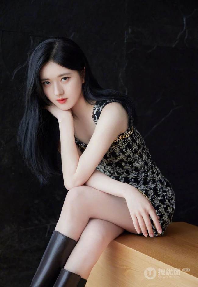 赵露思轻熟少女风造型穿搭坐姿优雅气质写真图片