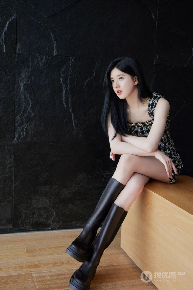 赵露思轻熟少女风造型穿搭坐姿优雅气质写真图片