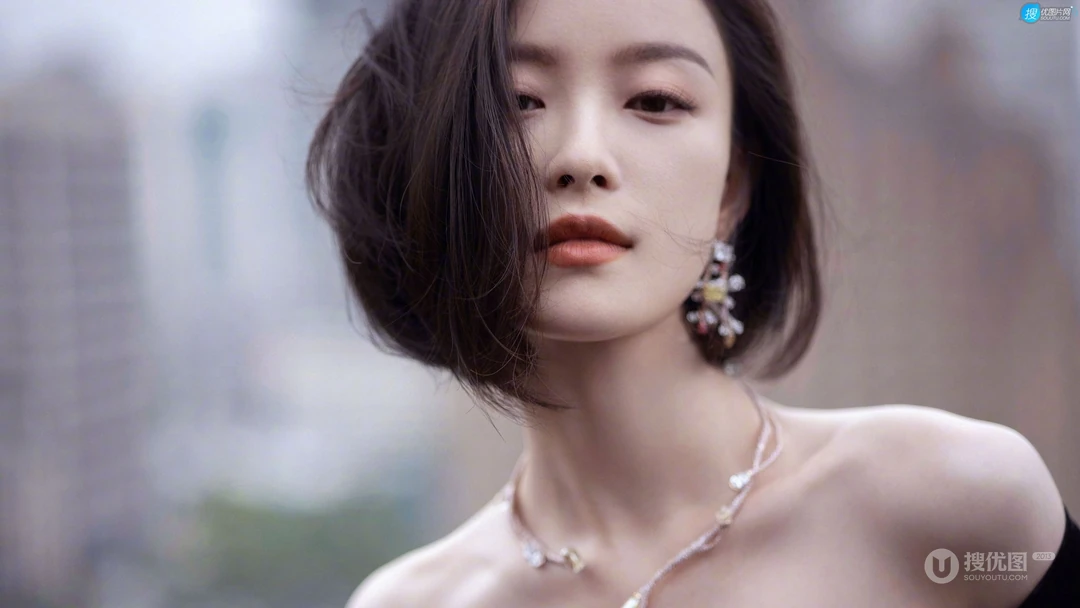 倪妮性感复古短发造型户外梦幻写真显迷人锁骨高清2k壁纸图片