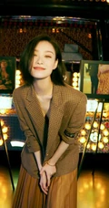 倪妮气质时尚小西服裙装穿着参观某展馆活动写真露沟照片