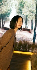 倪妮气质时尚小西服裙装穿着参观某展馆活动写真露沟照片