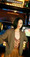 倪妮气质时尚小西服裙装穿着参观某展馆活动写真露沟照片