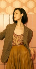 倪妮气质时尚小西服裙装穿着参观某展馆活动写真露沟照片