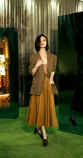倪妮气质时尚小西服裙装穿着参观某展馆活动写真露沟照片