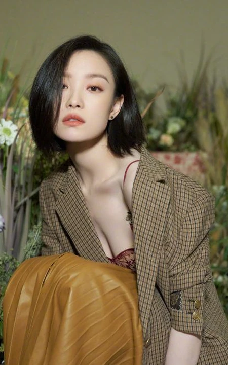 倪妮气质时尚小西服裙装穿着参观某展馆活动写真露沟照片