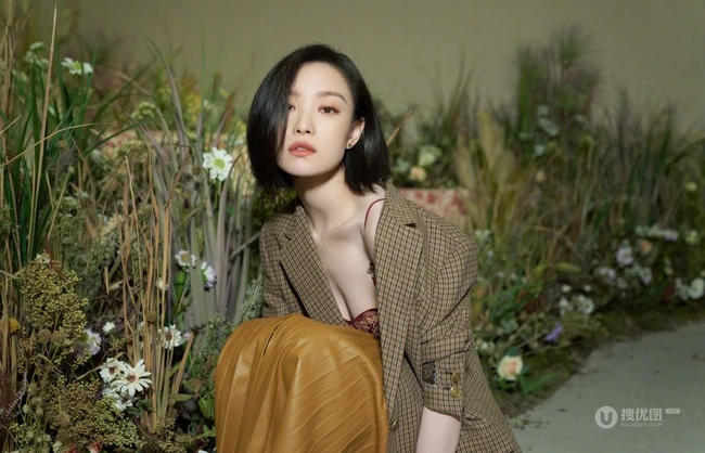 倪妮气质时尚小西服裙装穿着参观某展馆活动写真露沟照片