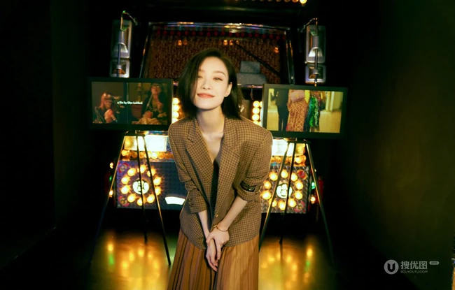 倪妮气质时尚小西服裙装穿着参观某展馆活动写真露沟照片