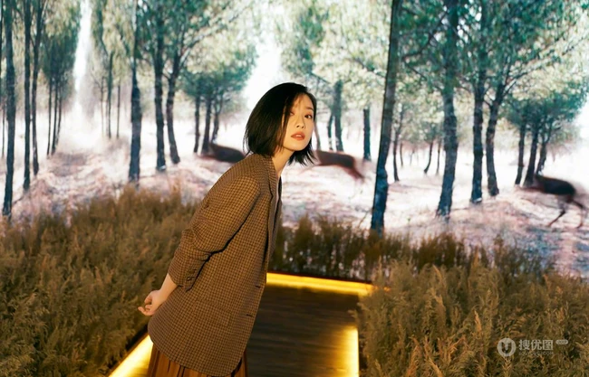 倪妮气质时尚小西服裙装穿着参观某展馆活动写真露沟照片