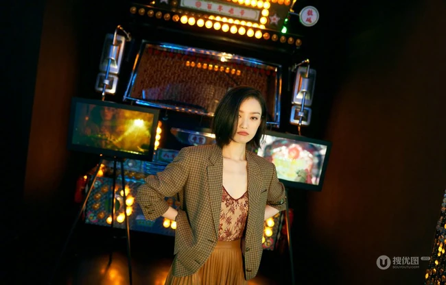 倪妮气质时尚小西服裙装穿着参观某展馆活动写真露沟照片