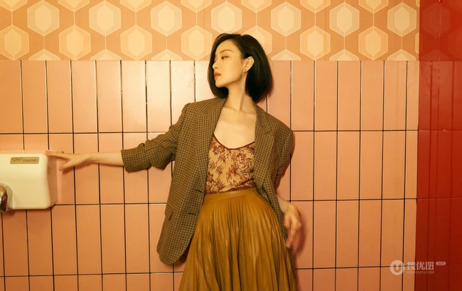 倪妮气质时尚小西服裙装穿着参观某展馆活动写真露沟照片