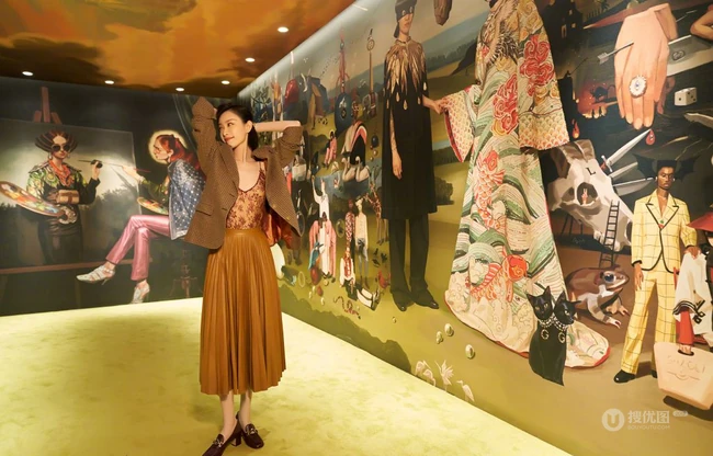 倪妮气质时尚小西服裙装穿着参观某展馆活动写真露沟照片