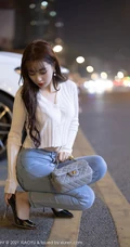 气质时尚女生小姐姐林星阑紧身白衫牛仔裤街拍与车拍柔美有女人味套图