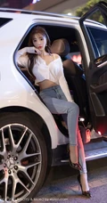 气质时尚女生小姐姐林星阑紧身白衫牛仔裤街拍与车拍柔美有女人味套图