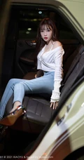 气质时尚女生小姐姐林星阑紧身白衫牛仔裤街拍与车拍柔美有女人味套图