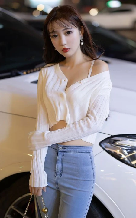 气质时尚女生小姐姐林星阑紧身白衫牛仔裤街拍与车拍柔美有女人味套图