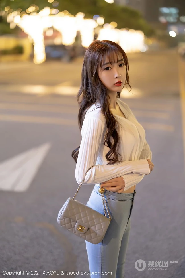 气质时尚女生小姐姐林星阑紧身白衫牛仔裤街拍与车拍柔美有女人味套图