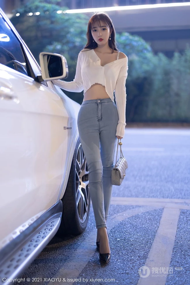 气质时尚女生小姐姐林星阑紧身白衫牛仔裤街拍与车拍柔美有女人味套图