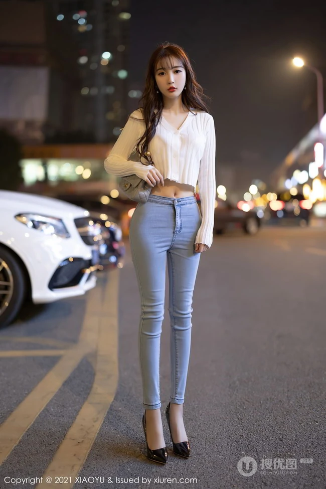 气质时尚女生小姐姐林星阑紧身白衫牛仔裤街拍与车拍柔美有女人味套图