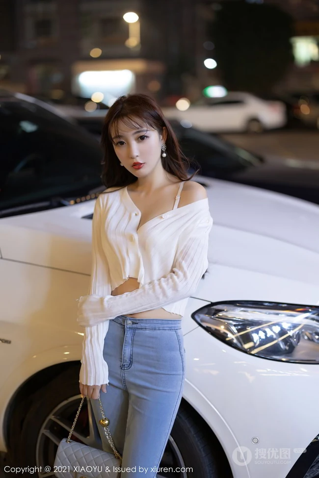 气质时尚女生小姐姐林星阑紧身白衫牛仔裤街拍与车拍柔美有女人味套图