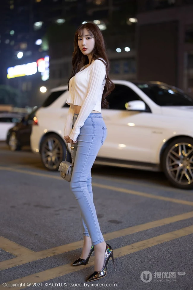 气质时尚女生小姐姐林星阑紧身白衫牛仔裤街拍与车拍柔美有女人味套图
