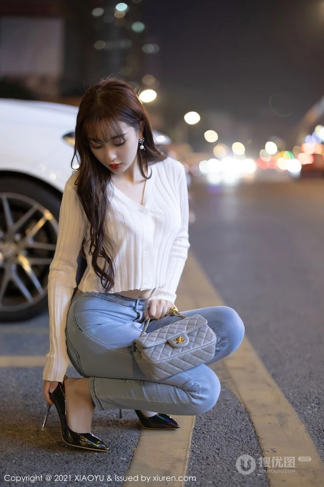 气质时尚女生小姐姐林星阑紧身白衫牛仔裤街拍与车拍柔美有女人味套图