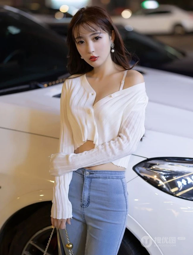 气质时尚女生小姐姐林星阑紧身白衫牛仔裤街拍与车拍柔美有女人味套图